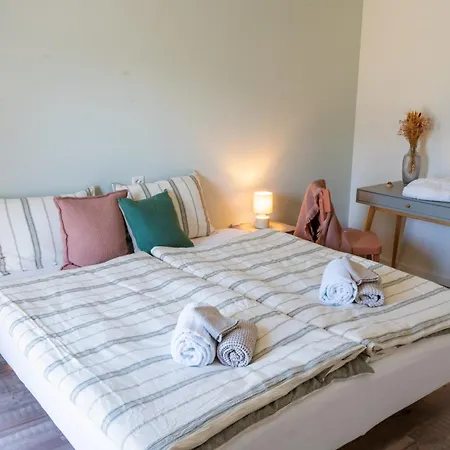 Feuille De Vigne Bed & Breakfast *